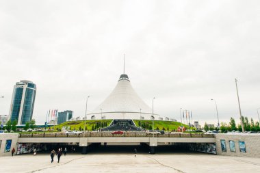 Astana, Kazakistan - Temmuz 2019 Khan Shatyr ile şehir merkezinde gün doğumuyla birlikte yükselen manzara 