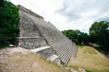 Uxmal, Meksika 'da yeşil bahçeli kadim Maya duvarı