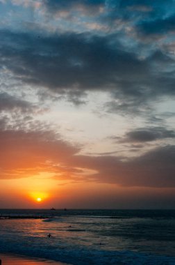Mancora, Peru - Nisan 2019 günbatımında plajda güneş ışığı denize yansıyor.
