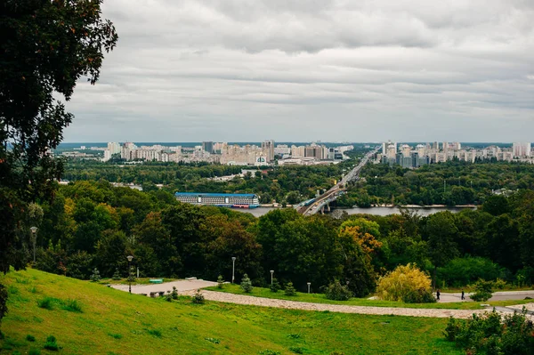 KYIV, UCRANIA - OCTUBRE 2019 Vista del río Dniéper desde la colina Volodymyrska en Kiev — Foto de Stock