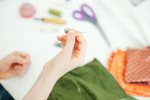 Näherin näht Loch in der Hose im Atelier zu — Stockfoto