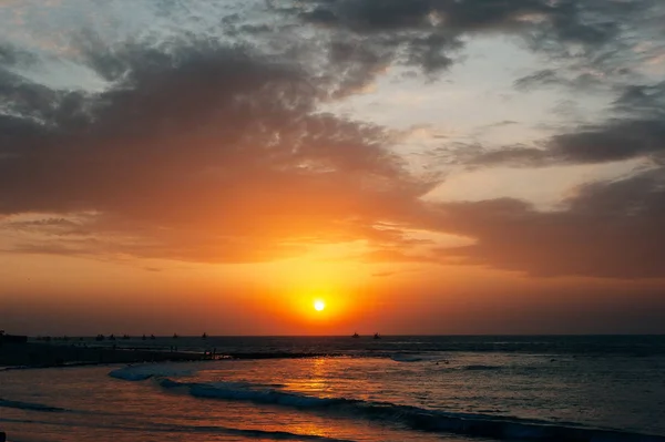 Mancora, Peru - April 2019 on the beach during sunset with the sun shine reflecting in the sea — Stock Photo, Image