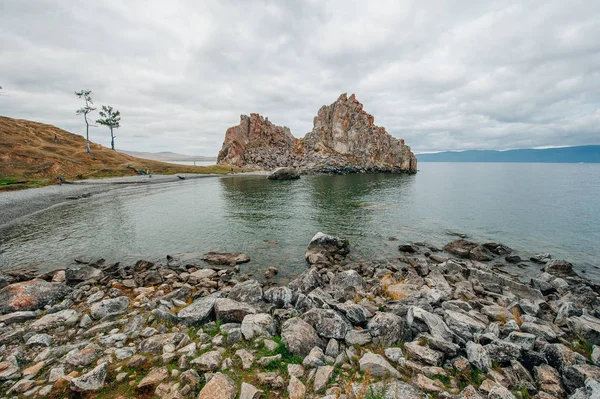 Shamanka en el lago Baikal cerca de Khuzhir en la isla Olkhon en Siberia, Rusia . — Foto de Stock
