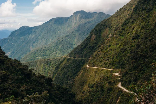 Ölüm Yolu dünyanın en tehlikeli yollarından biridir.