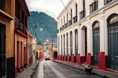 Quezaltenango Xela Guatemala - Haziran 2018 şafak vakti boş sokaklar