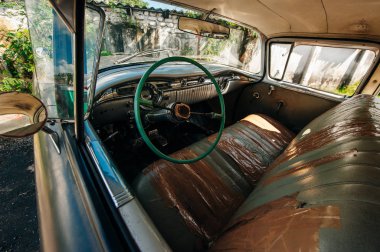 Küba, Havana - Nisan, 2017 Retro araba turistler için taksi. İç mekan