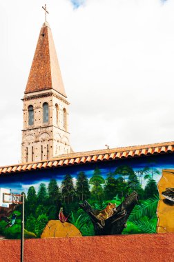 Ekvador, Cuenca - Aralık, 2018 Latin Amerika 'daki fatihlerin şehri, kilise