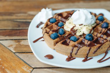 Dondurma, çikolata sos ve taze çilek ile tabak Belçikalı waffle