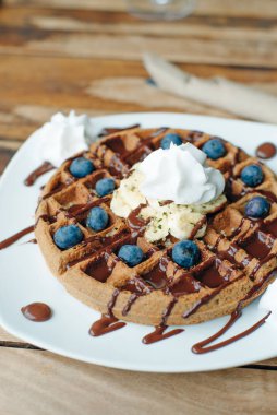 Dondurma, çikolata sos ve taze çilek ile tabak Belçikalı waffle