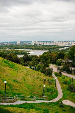 Kyiv, Ukrayna - Ekim 2019 Kyiv 'deki Volodymyrska Tepesinden Dinyeper Nehri manzarası