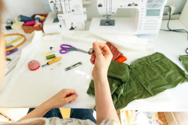 Kanalizasyon, stüdyodaki pantolonu diker.