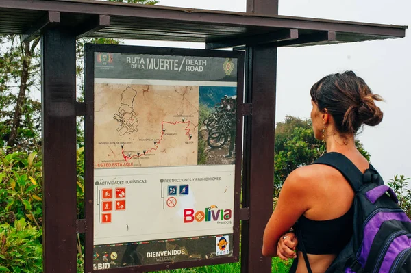 Bolivia - 2018 la ragazza sta guardando la mappa la strada della morte in Bolivia — Foto Stock