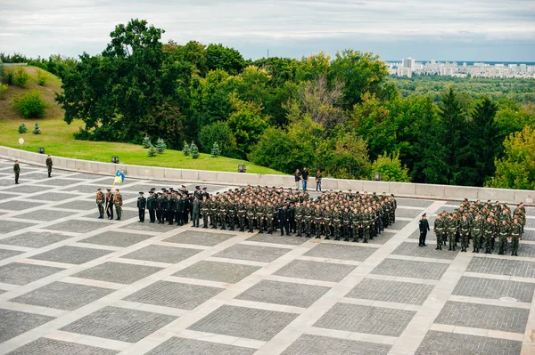 乌克兰基辅- 2019年8月：乌克兰独立日，在祖国纪念碑附近的纪念建筑群内行走的人们 — 图库照片