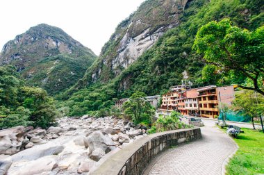 Aguas Calientes, Peru: Aguascalientes köyünden geçen Urubamba Nehri manzarası