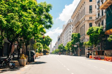 Buenos Aires Arjantin Kasım 2018: Ünlü Avrupa tarihi yapısına sahip tipik sokak sahnesi