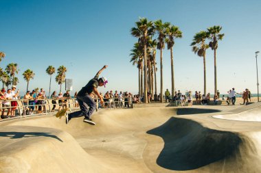 Kaliforniya, Los Angeles - Haziran, 2019 Los Angeles sokaklarında kaykaycı çocuk. Venedik sahilinde kaykay