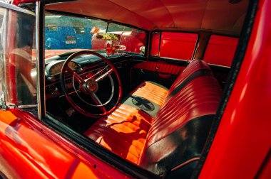 Küba, Havana - Nisan, 2017 Retro araba turistler için taksi. İç mekan