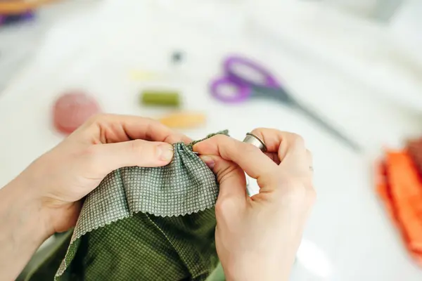 Esgoto costura o buraco nas calças no estúdio — Fotografia de Stock