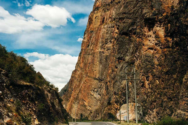 Strada canyon stretto sentiero per camminare tra ripide pareti rocciose — Foto Stock