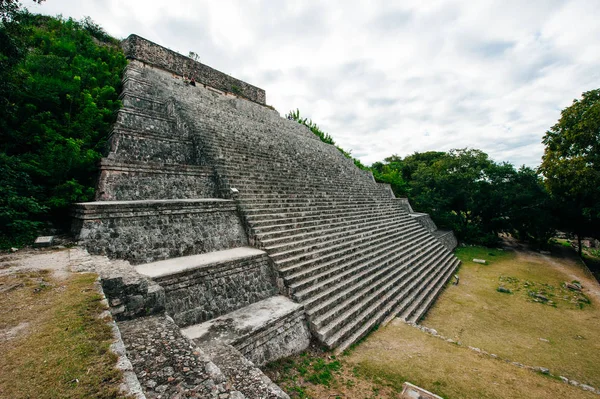 メキシコのウクシュマルに緑の庭のアーチを持つ古代のマヤの壁 — ストック写真