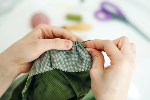 Esgoto costura o buraco nas calças no estúdio — Fotografia de Stock