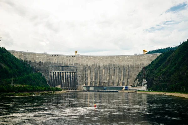 Central hidroeléctrica en el río Yenisei en Siberia. Presa de Sayano-Shushenskaya — Foto de Stock