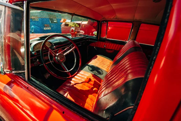 Cuba, Havana - abril, 2017 Carro retro como táxi para turistas. interior — Fotografia de Stock