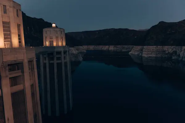 Vista noturna da famosa Barragem Hoover em Nevada — Fotografia de Stock