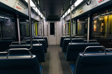 Calgary Metro sistemindeki metro vagonunun içi, Kanada.