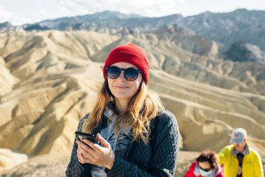 Zabriskie Point 'teki turist Ölüm Vadisi Ulusal Parkı, Kaliforniya, Usa