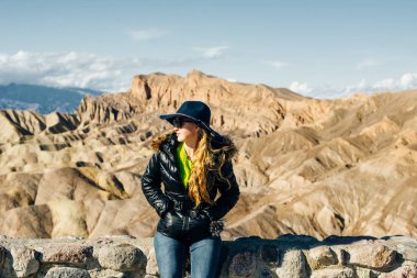 Zabriskie Point 'teki turist Ölüm Vadisi Ulusal Parkı, Kaliforniya, Usa