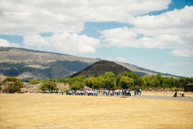 Teotihuacan, Meksika - Haziran 2018. Aztek harabeleri Mexico City yakınlarında. Resim Piramit 'i sunar.