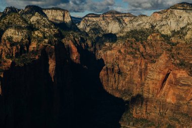 Ünlü Angles Landing 'in de görüldüğü Gözlem Noktası' ndan Zion Kanyonu 'nun çarpıcı bir görüntüsü