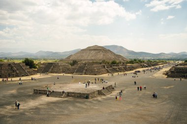 Teotihuacan, Meksika - Haziran 2018 hediyelik eşya satıcısı piramidin yanında oturuyor.