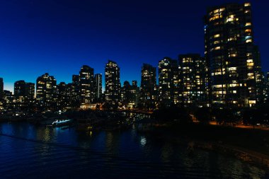  Vancouver, Kanada kıyı şeridinde aydınlatılmış binaların görüntüsü