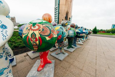 Astana, Kazakistan - Plastik figürlerle şehir merkezi Temmuz 2019