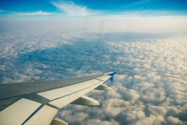 Вид из окна самолета на облака и острова в окружении морского и авиационного крыла. Концепция путешествия — стоковое фото