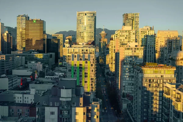 Luchtfoto van de moderne skyline van de stad tijdens een zonnige dag. — Stockfoto