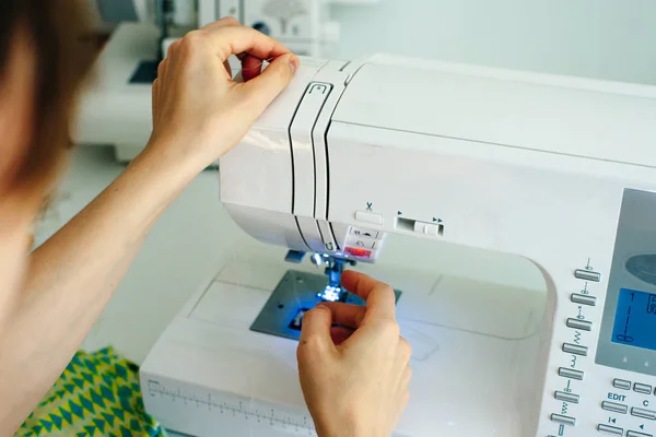 车间专业生产机器上的女性手工缝制白布 — 图库照片