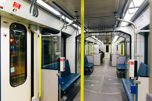 Интерьер вагона метро в Калгари Метро, Канада — стоковое фото