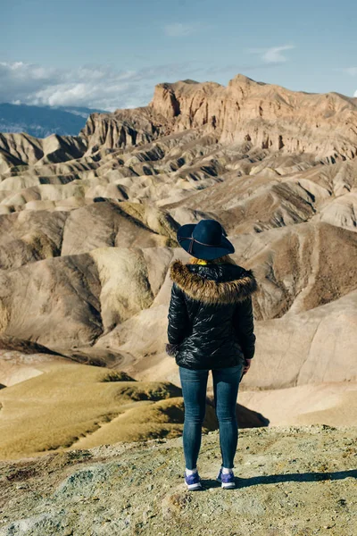 Καλιφόρνια, Usa - Νοέμβριος, 2019 - τουρίστας στο Zabriskie Point στο Death Valley National Park, — Φωτογραφία Αρχείου