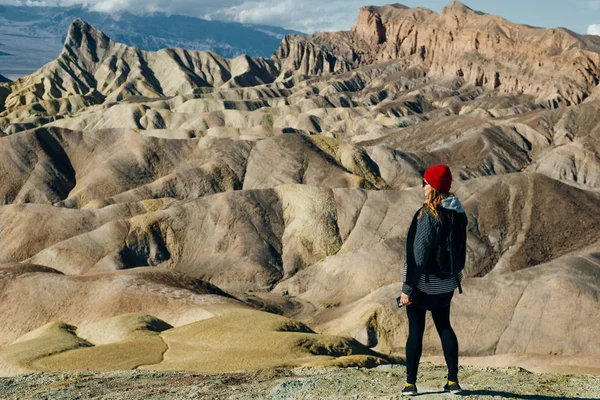 Turista em Zabriskie Point in Death Valley National Park, California, USA — Fotografia de Stock