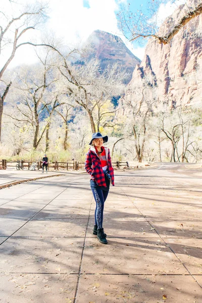 Chica viajera con sombrero en el Parque Nacional Zion en el suroeste de Utah cerca de la ciudad de Springdale, EE.UU. — Foto de Stock