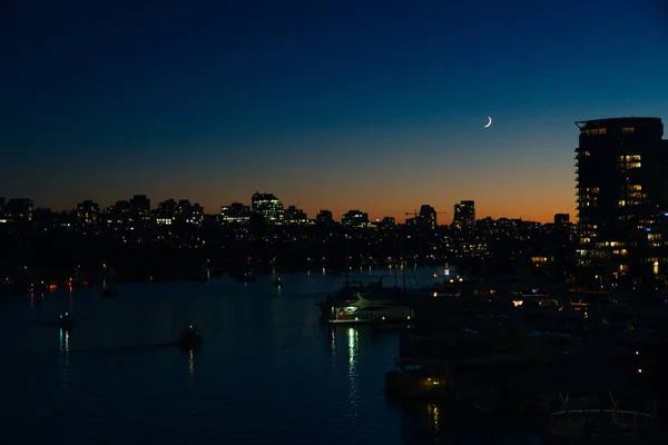 Zicht op gebouwen verlicht in de stad aan de kust bij Vancouver, Canada — Stockfoto