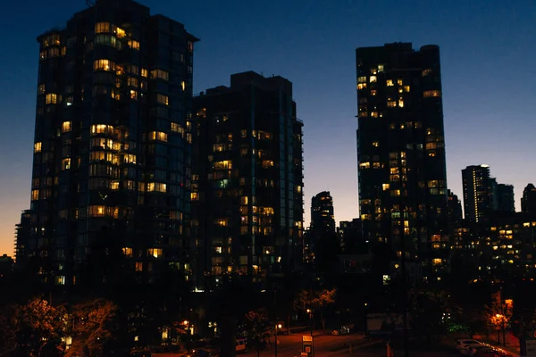 Utsikt över byggnader upplysta i staden vid kusten i Vancouver, Kanada — Stockfoto