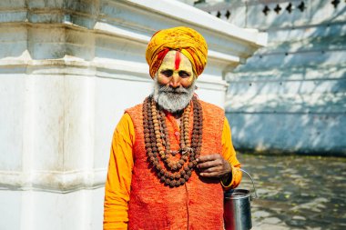 Sadhu 'nun geleneksel boyalı yüzü Katmandu, Nepal' deki Paşupatinath Tapınağında - Ağustos, 2019