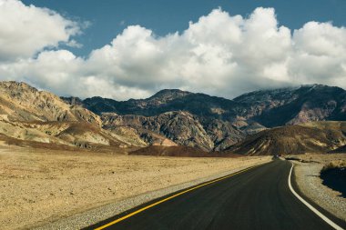 Ölüm Vadisi Ulusal Parkı 'nda Sanatçı Yolu, Kaliforniya, ABD.