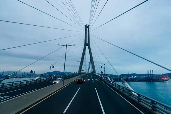 Бусан, Южная Корея - октябрь 2019 года Спиральная дорожная рампа Северного порта Пусана мост — стоковое фото