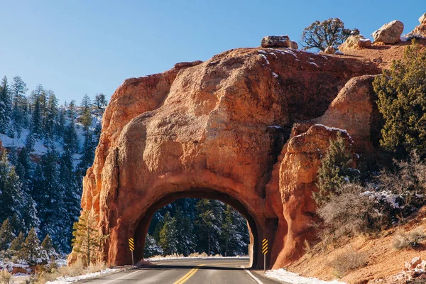 Piros Arch közúti alagútja a módja annak, hogy Bryce Canyon National Park, Utah, Amerikai Egyesült Államok — Stock Fotó