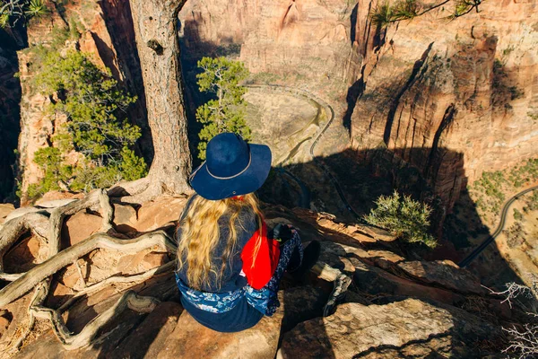 Chica viajera con sombrero en el Parque Nacional Zion en el suroeste de Utah cerca de la ciudad de Springdale, EE.UU. — Foto de Stock